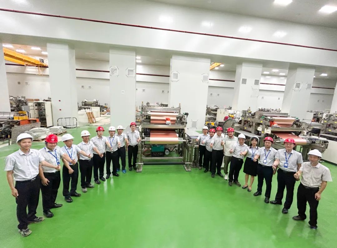 携手“铜”行 拼“箔”未来丨亚搏平台_亚搏(中国)科技年产5.66万吨高端铜箔项目二期首条生产线试产成功出箔